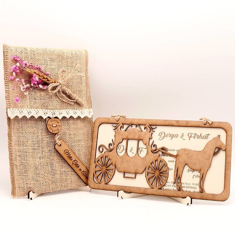 Ahşap Düğün Davetiyesi Modelleri At Arabası Desenli Ahşap Davetiye AHD-3038a