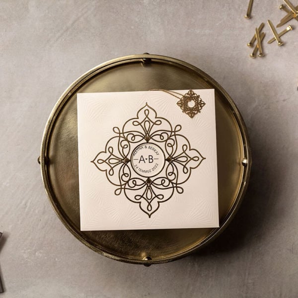 Düğün Davetiyesi İkw-40419 | Altın Varak Kabartma Desenli Pencereli Gold İpli Modern Davetiye