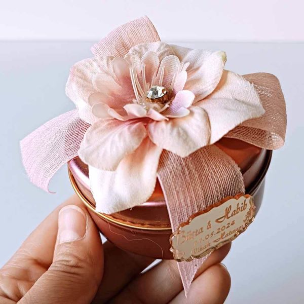 Nikah Şekeri Hediyeliği Büyük Kumaş Güllü Teneke Kutu İçinde Lotus Mum Nks-207