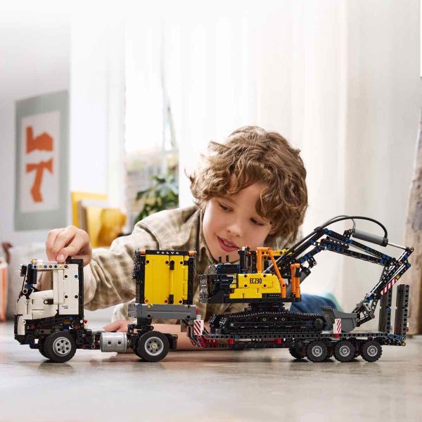 LEGO Technic Volvo FMX Kamyon ve EC230 Elektrikli Ekskavatör LTC-42175