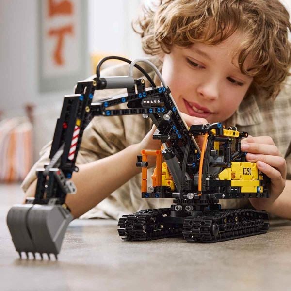 LEGO Technic Volvo FMX Kamyon ve EC230 Elektrikli Ekskavatör LTC-42175