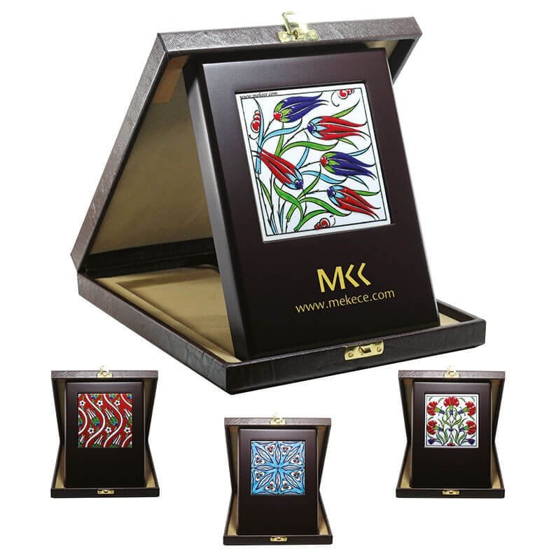 Çinili Plaket ÇP-01 | İznik Çinili Plaket - Deri Kutulu 15x20 cm Ayaklı Ahşap Üzeri 10x10 cm Çinili Plaket Modeli