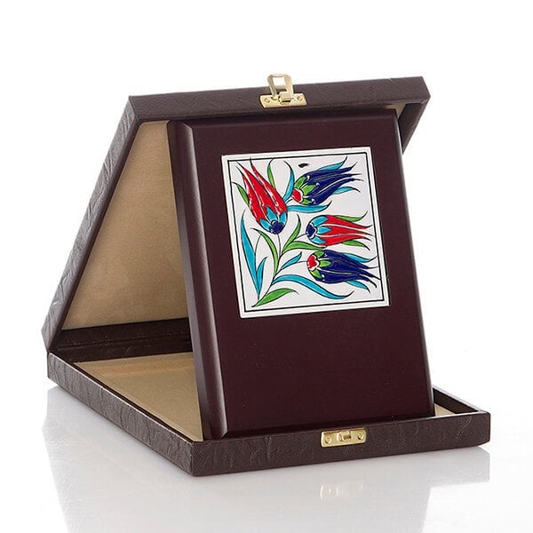 Çinili Plaket ÇP-01 | İznik Çinili Plaket - Deri Kutulu 15x20 cm Ayaklı Ahşap Üzeri 10x10 cm Çinili Plaket Modeli