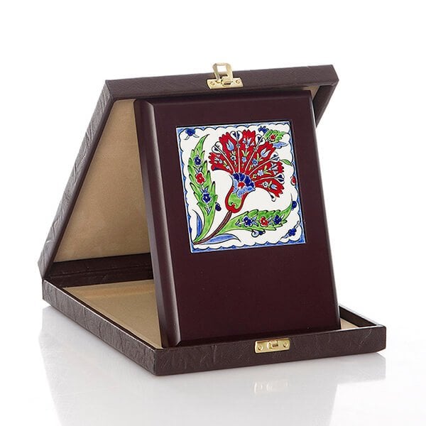 Çinili Plaket ÇP-01 | İznik Çinili Plaket - Deri Kutulu 15x20 cm Ayaklı Ahşap Üzeri 10x10 cm Çinili Plaket Modeli