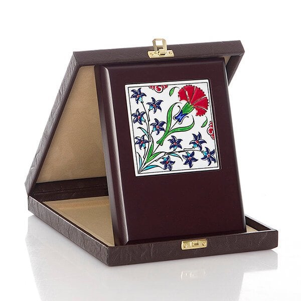 Çinili Plaket ÇP-01 | İznik Çinili Plaket - Deri Kutulu 15x20 cm Ayaklı Ahşap Üzeri 10x10 cm Çinili Plaket Modeli