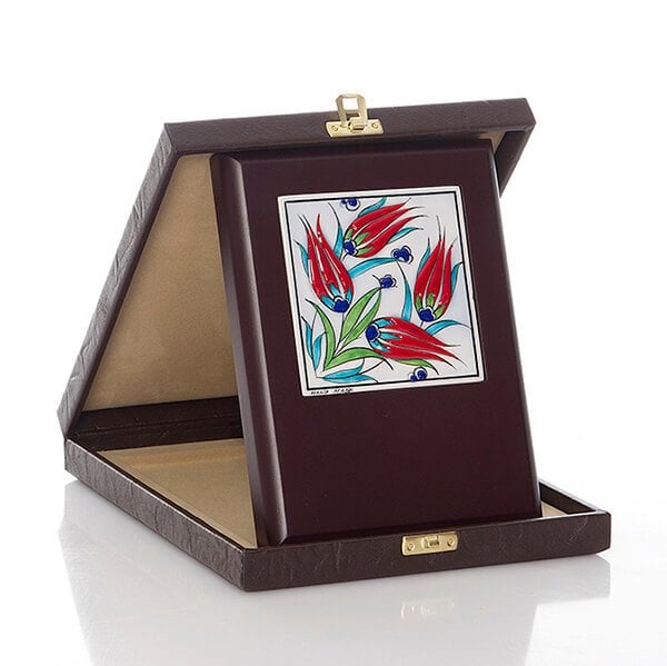 Çinili Plaket ÇP-01 | İznik Çinili Plaket - Deri Kutulu 15x20 cm Ayaklı Ahşap Üzeri 10x10 cm Çinili Plaket Modeli