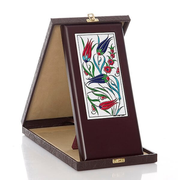 Çinili Plaket ÇP-401 | Deri Kutulu 14x30 cm Ayaklı Ahşap Üzeri 10x20 cm İznik Çinili Plaket Modeli