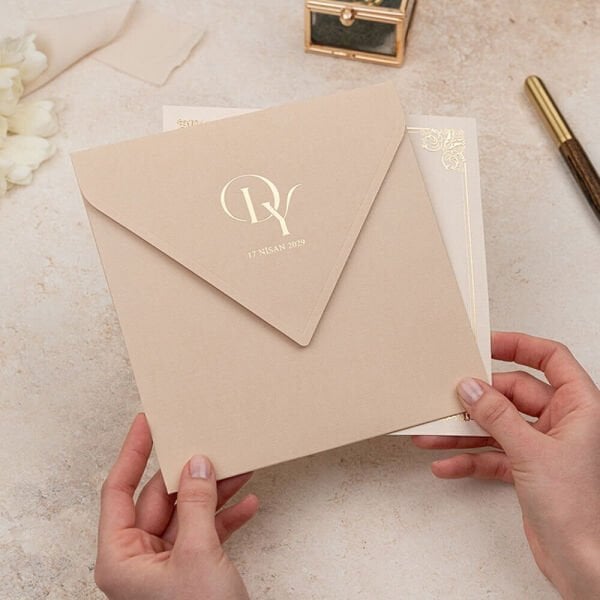 Düğün Davetiyesi Er-505115a | Rose Zarflı Varak Yaldız Çerçeveli Kare Davetiye