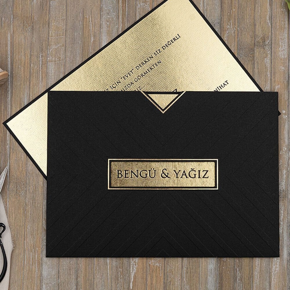 Düğün Davetiyesi Er-505125a | Siyah Renk Pencereli Zarflı Altın Varak Kaplamalı Davetiye