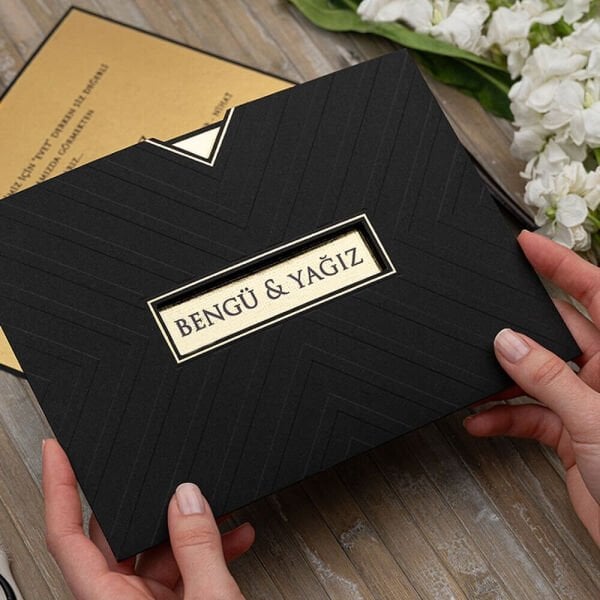 Düğün Davetiyesi Er-505125c | Siyah Renk Pencereli Zarflı Altın Varak Kaplamalı Davetiye