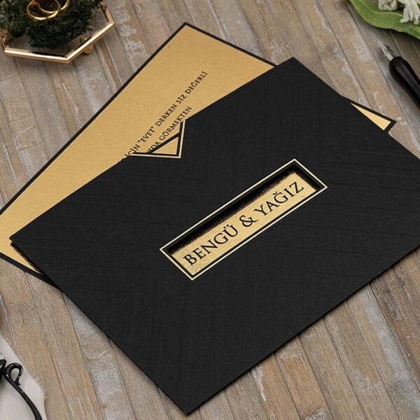 Düğün Davetiyesi Er-505125b | Siyah Renk Pencereli Zarflı Altın Varak Kaplamalı Davetiye