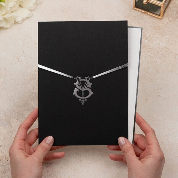 Düğün Davetiyesi Er-505121b | Gümüş Varak Çerçeveli Siyah Zarflı Modern Davetiye