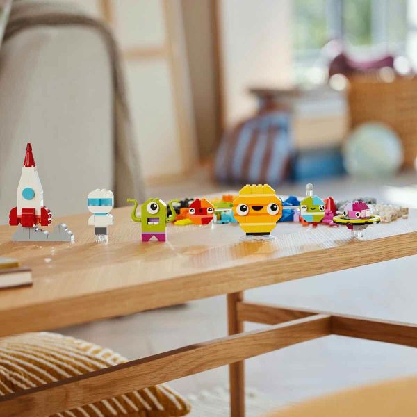 LEGO Classic Yaratıcı Uzay Gezegenleri Oyun Seti LCS-11037