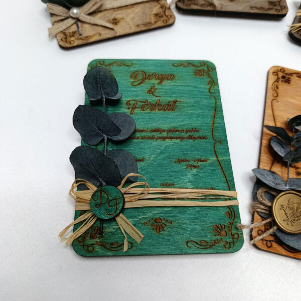 Düğün Davetiyesi Modelleri Okaliptus Detaylı Ahşap Davetiye AHD-202601-2 Yeşil - 11x16 cm