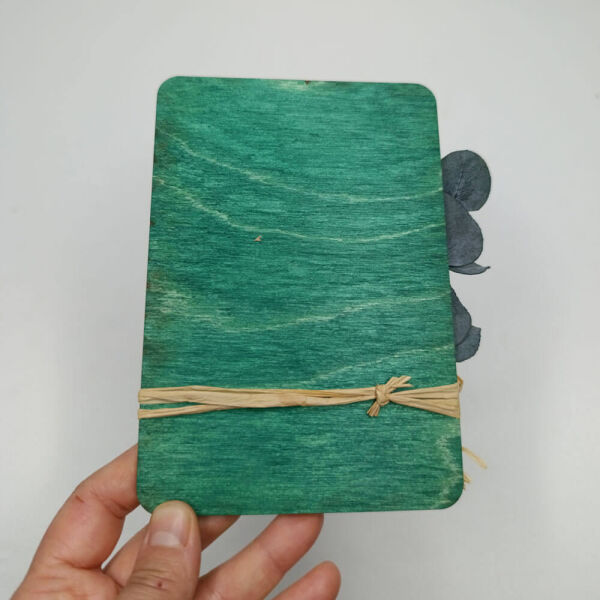 Düğün Davetiyesi Modelleri Okaliptus Detaylı Ahşap Davetiye AHD-202601-2 Yeşil - 11x16 cm