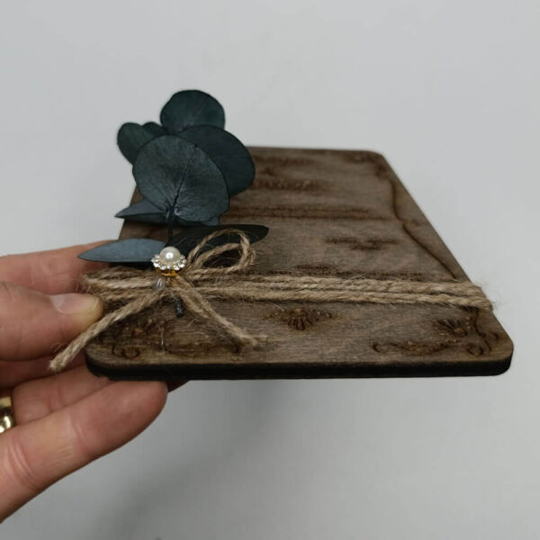 Düğün Davetiyesi Modelleri Okaliptus Detaylı Ahşap Davetiye AHD-202601-2 Koyu Ceviz - 11x16 cm