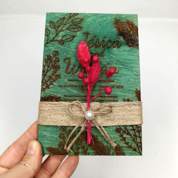 Düğün Davetiyesi Çiçek ve Yaprak Desen Kazımalı Ahşap Davetiye AHD-202602 11x16 cm - Yeşil