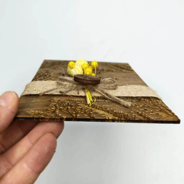 Düğün Davetiyesi Çiçek ve Yaprak Desen Kazımalı Ahşap Davetiye AHD-202602 11x16 cm - Ceviz