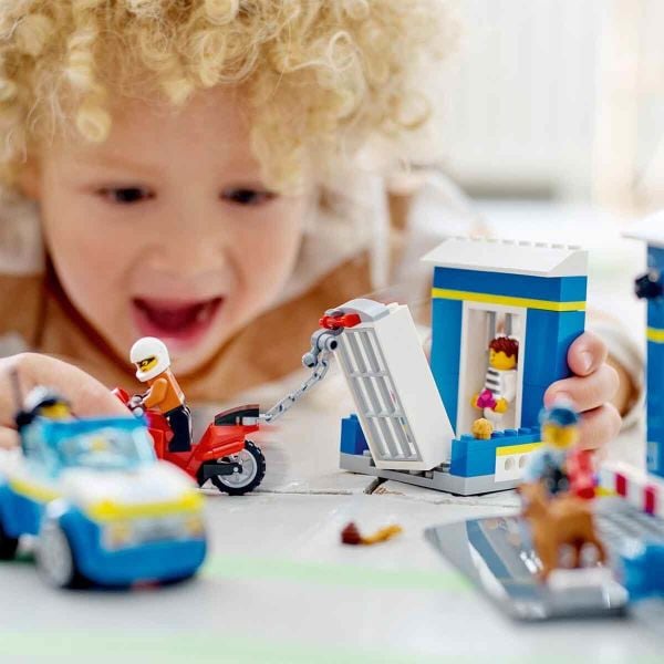 LEGO City Polis Merkezi Takibi LCT-60370 Oyuncak Seti