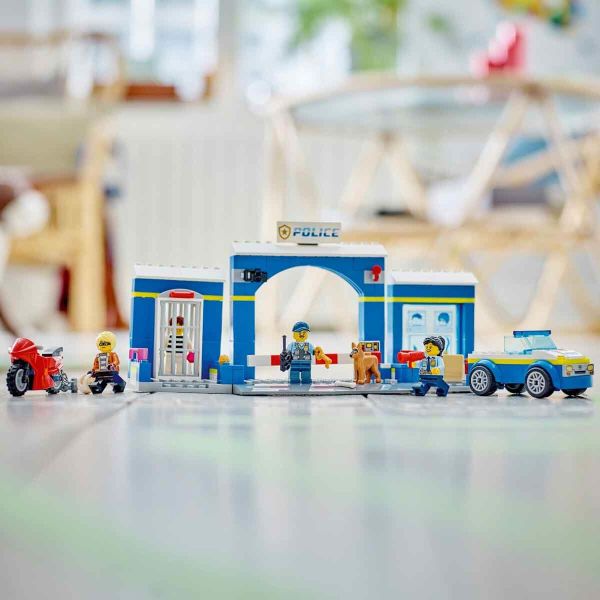 LEGO City Polis Merkezi Takibi LCT-60370 Oyuncak Seti