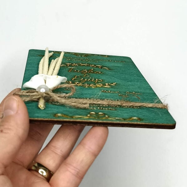 Düğün Davetiyesi Gala Çiçek ve Solucan Otlu Ahşap Davetiye AHD-202605 13x19 cm - Yeşil