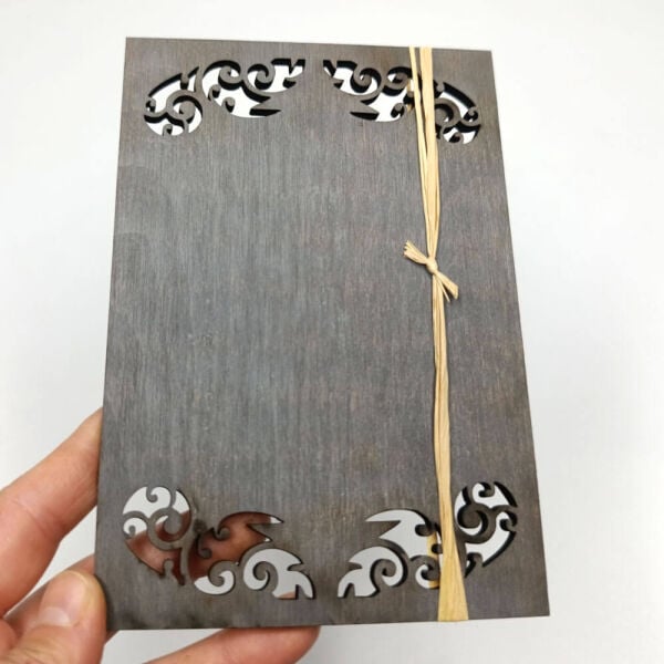 Düğün Davetiyesi Lazer Kesim Desenli Ahşap Davetiye AHD-202610 11x16 cm - Gri