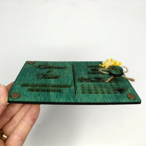 Düğün Davetiyesi AHD-202619 Takvimli 4 Köşe Perçinli Ahşap Davetiye 12x19 cm - Yeşil