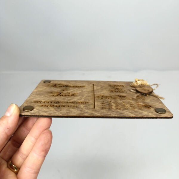 Düğün Davetiyesi AHD-202619 Takvimli 4 Köşe Perçinli Ahşap Davetiye 10x16 cm - Ceviz