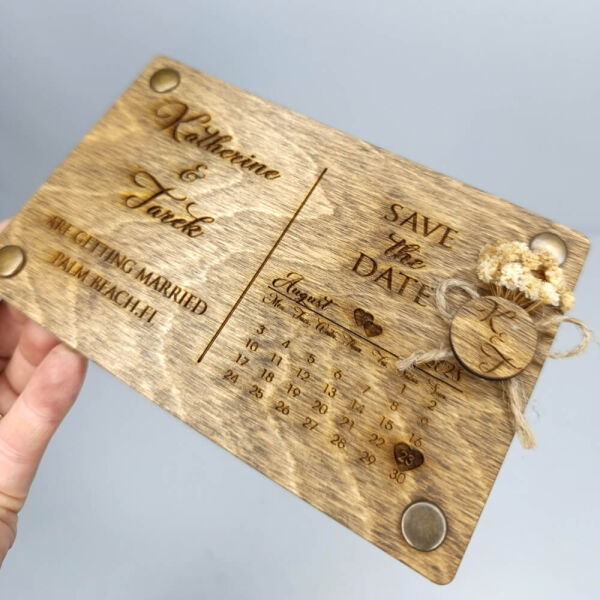 Düğün Davetiyesi AHD-202619 Takvimli 4 Köşe Perçinli Ahşap Davetiye 10x16 cm - Ceviz