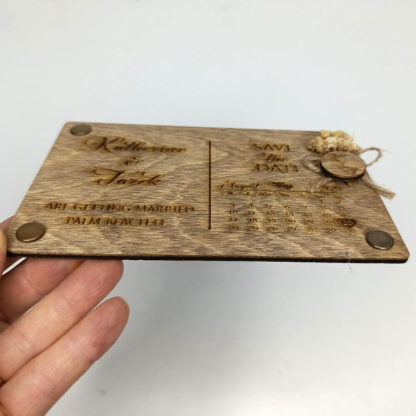 Düğün Davetiyesi AHD-202619 Takvimli 4 Köşe Perçinli Ahşap Davetiye 12x19 cm - Ceviz