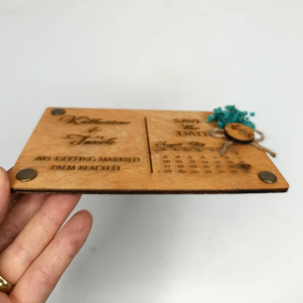 Düğün Davetiyesi AHD-202619 Takvimli 4 Köşe Perçinli Ahşap Davetiye 12x19 cm - Kızıl