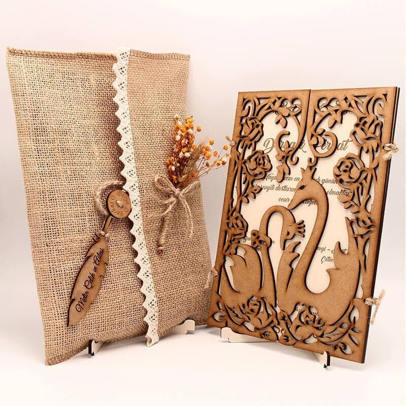 Ahşap Düğün Davetiyesi AHD-3013 | Çift Kuğu Desenli Ahşap Davetiye