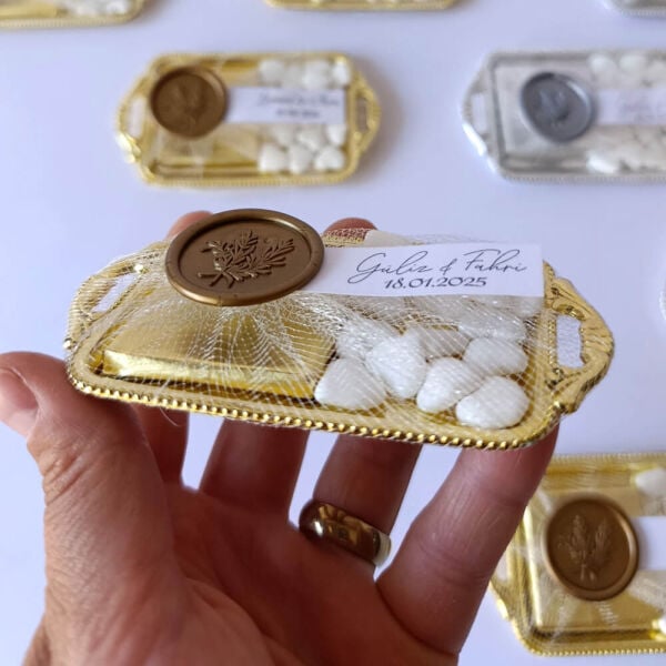 Nikah Şekeri Nks-316A Mühürlü Madlen Çikolata ve Kalp Şekerli Gold Metal Mini Tepsi