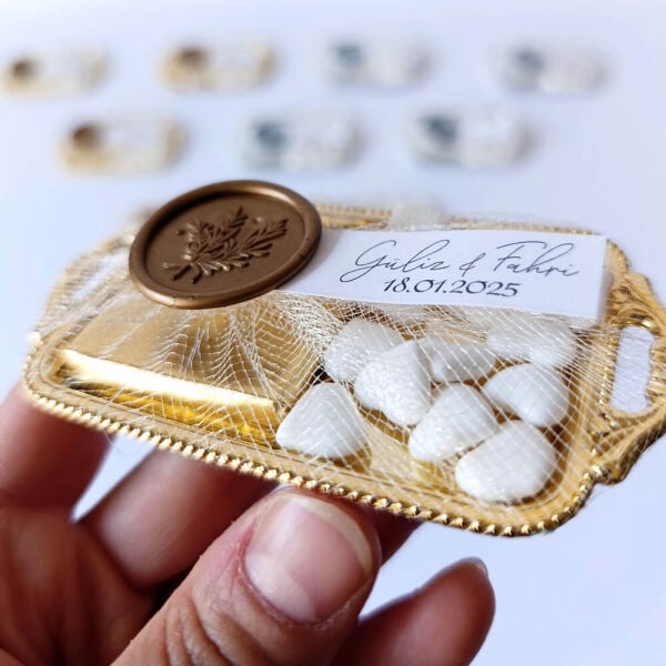 Nikah Şekeri Nks-316A Mühürlü Madlen Çikolata ve Kalp Şekerli Gold Metal Mini Tepsi