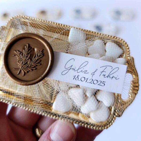 Nikah Şekeri Nks-316A Mühürlü Madlen Çikolata ve Kalp Şekerli Gold Metal Mini Tepsi