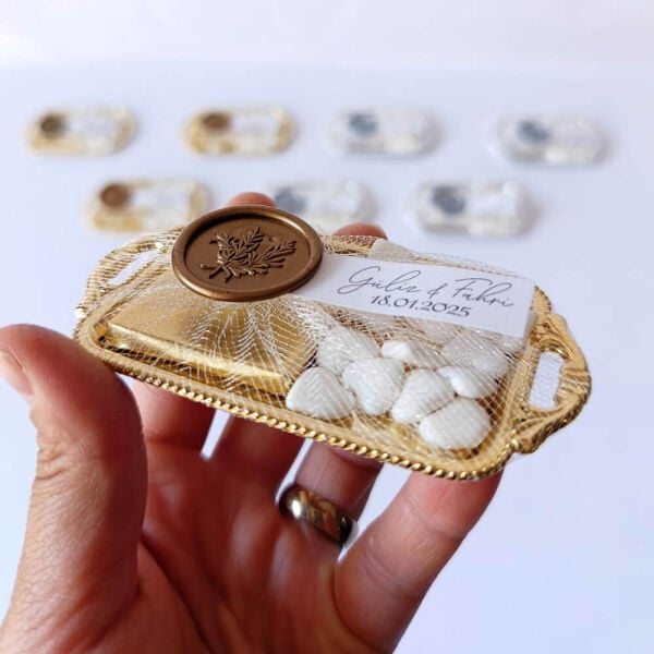 Nikah Şekeri Nks-316A Mühürlü Madlen Çikolata ve Kalp Şekerli Gold Metal Mini Tepsi