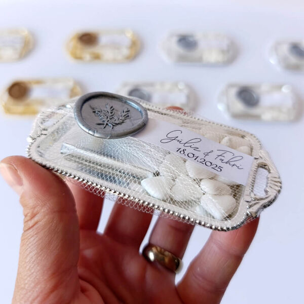 Nikah Şekeri Nks-316B Mühürlü Madlen Çikolata ve Kalp Şekerli Gümüş Metal Mini Tepsi