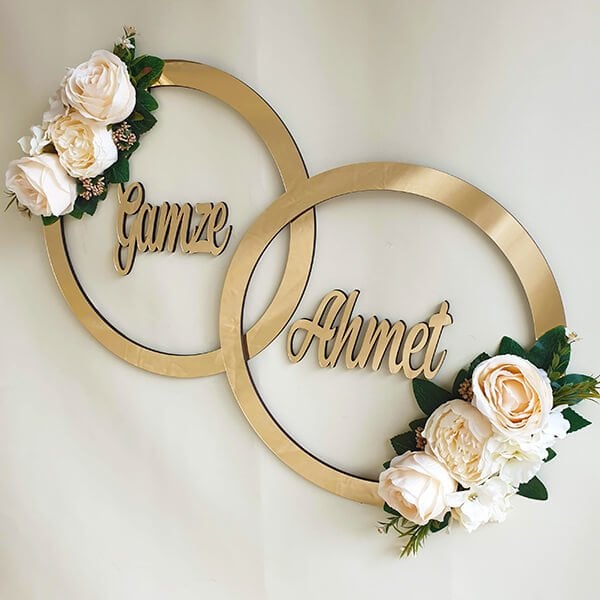 İsim Panosu PN-03 | Pleksi 2 İsim ve Çiçekli 2 Halka Duvar Panosu Gold