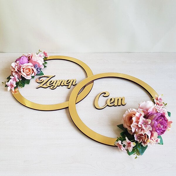 İsim Panosu PN-03 | Pleksi 2 İsim ve Çiçekli 2 Halka Duvar Panosu Gold