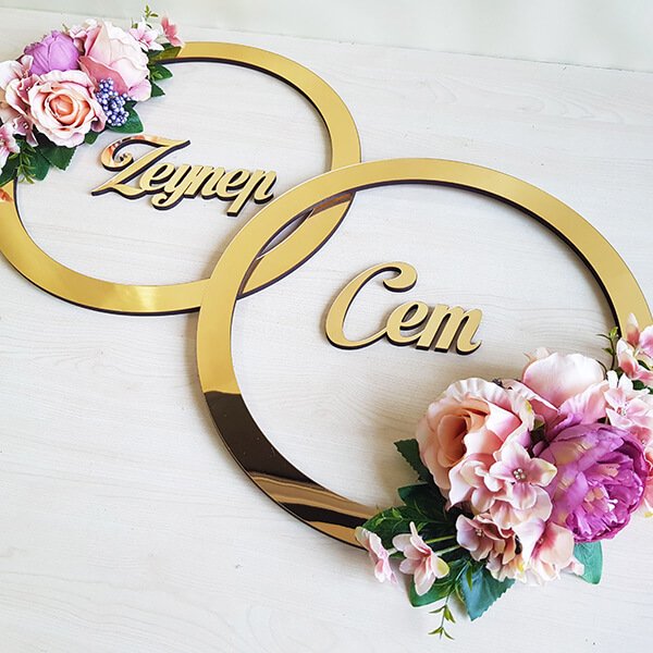 İsim Panosu PN-03 | Pleksi 2 İsim ve Çiçekli 2 Halka Duvar Panosu Gold