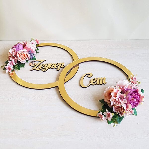 İsim Panosu PN-03 | Pleksi 2 İsim ve Çiçekli 2 Halka Duvar Panosu Gold