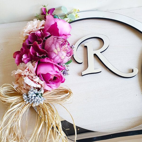 Harf Panosu PN-05 | Pleksi 2 Harf ve Çiçekli 2 Halka Saçaklı Duvar Panosu Gümüş