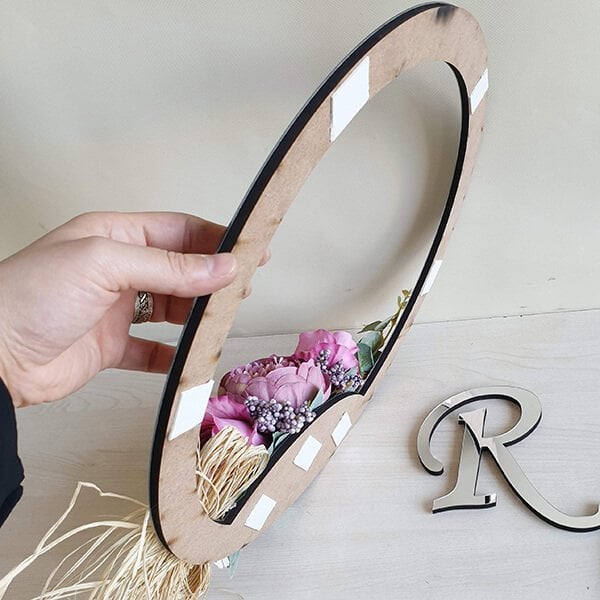 Harf Panosu PN-05 | Pleksi 2 Harf ve Çiçekli 2 Halka Saçaklı Duvar Panosu Gümüş