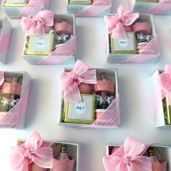 Bebek Şekeri Hediyeliği Bebe-326P Kutu İçinde Madlen Çikolata Pembe Mum ve Pembe Atlı Karınca