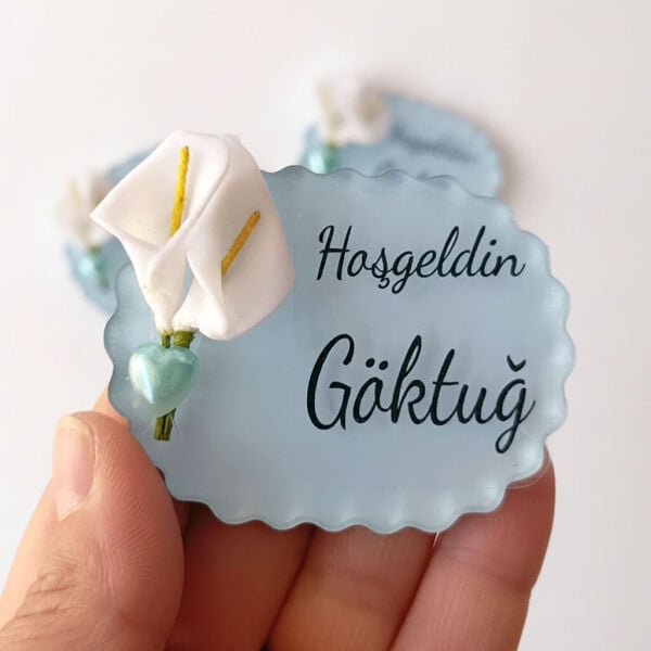 Bebek Şekeri Hediyeliği Bebe-336M Gala Çiçekli Arkası Mavi Tırtıklı Elips Pleksi Magnet