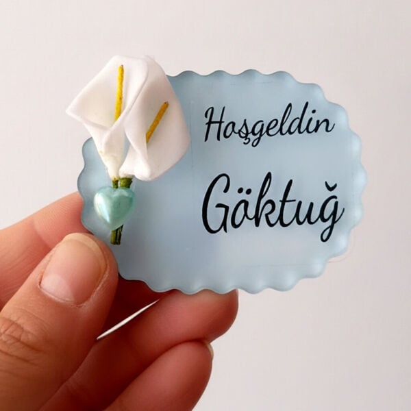 Bebek Şekeri Hediyeliği Bebe-336M Gala Çiçekli Arkası Mavi Tırtıklı Elips Pleksi Magnet