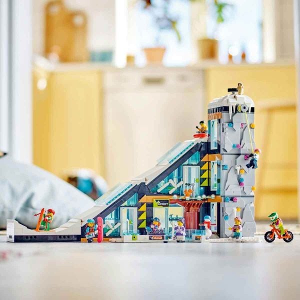 LEGO City Kayak ve Dağcılık Merkezi Yapım Oyuncak Seti LCT-60366
