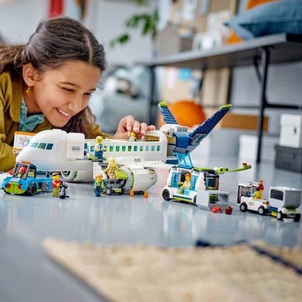 LEGO City Yolcu Uçağı Yapım Oyuncak Seti LCT-60367