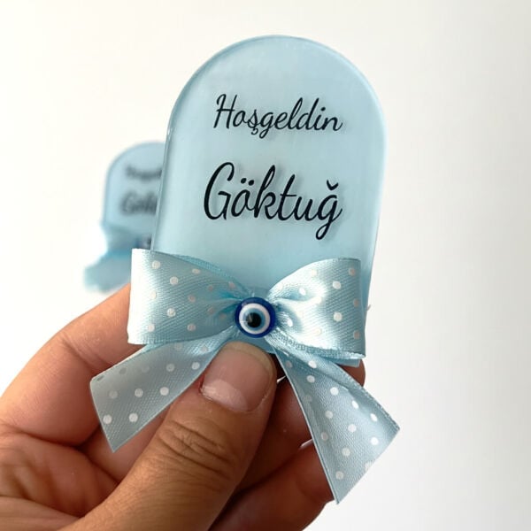 Bebek Şekeri Hediyeliği Bebe-345M Nazar Boncuklu Arkası Mavi Pencere Modeli Pleksi Magnet