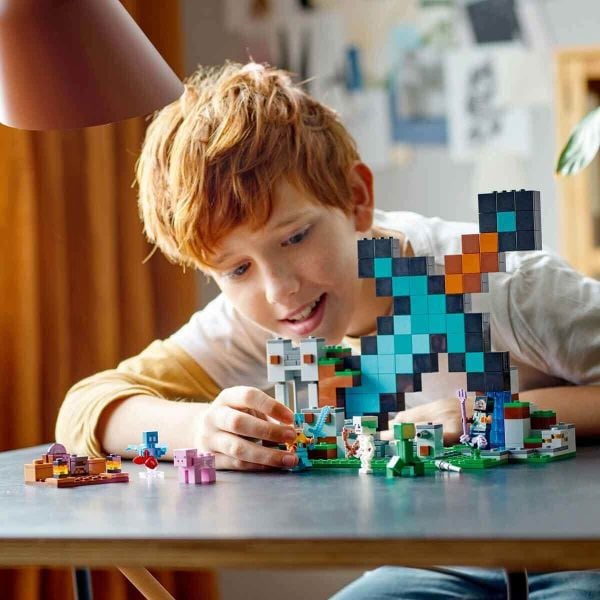 LEGO Minecraft Kılıç Üssü Yapım Oyuncak Seti LMC-21244